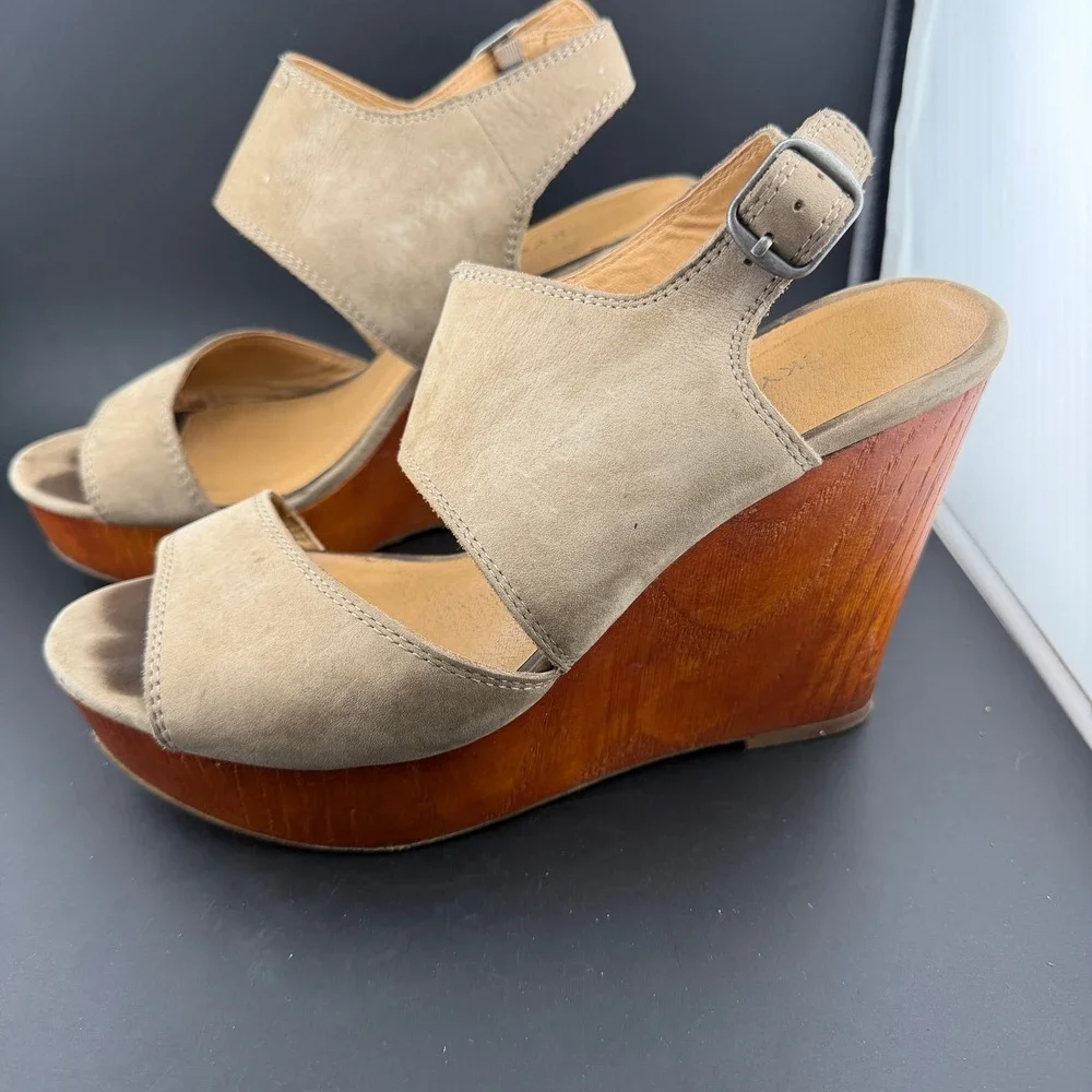 Lucky Brand Taupe Suede Platform Wedge Sandals Buckle Ankle Strap‎ Wood Heel